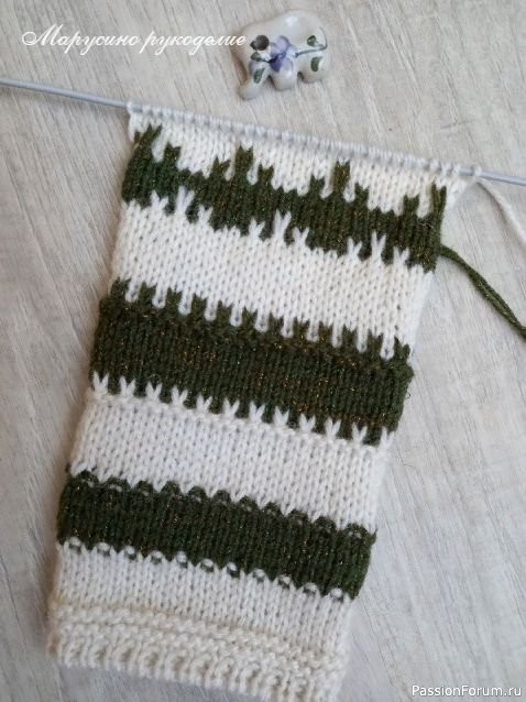Полосатое вязание спицами с "изюминкой". Простые способы перехода от цвета к цвету