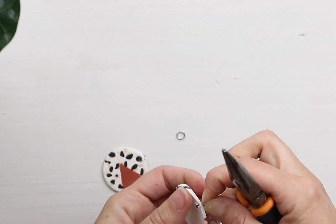 Простой брелок из полимерной глины своими руками