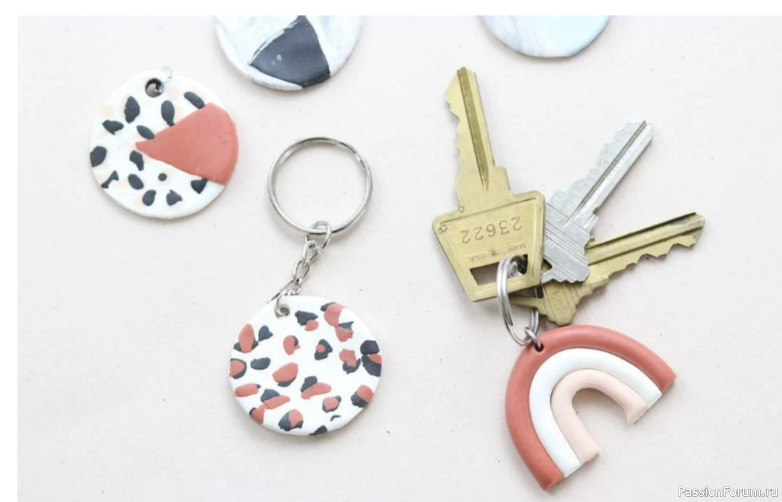 Простой брелок из полимерной глины своими руками