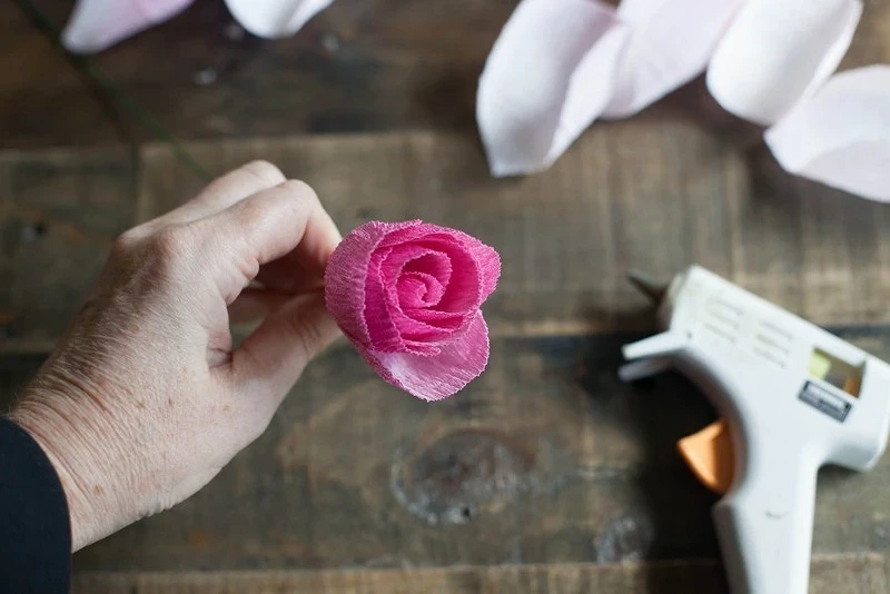 Розы из гофрированной бумаги своими руками: мастер-класс