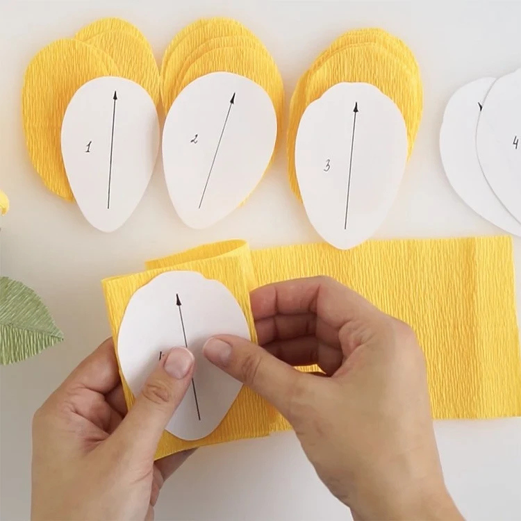 Розы из гофрированной бумаги своими руками: мастер-класс