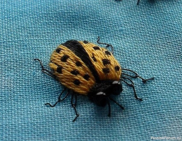 Вышиваем объемных насекомых