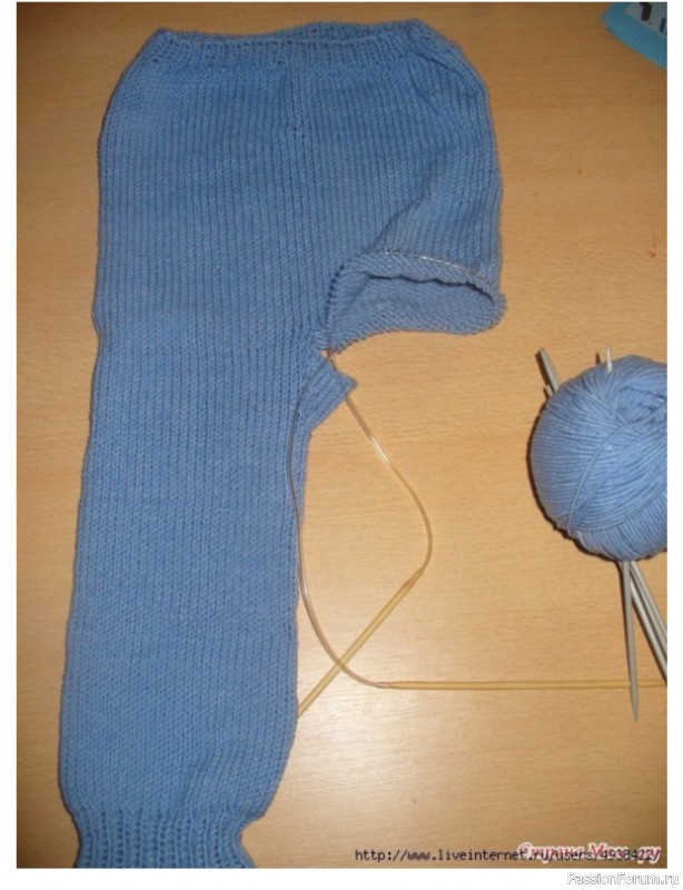 Бесшовные штанишки для малыша спицами. Описание