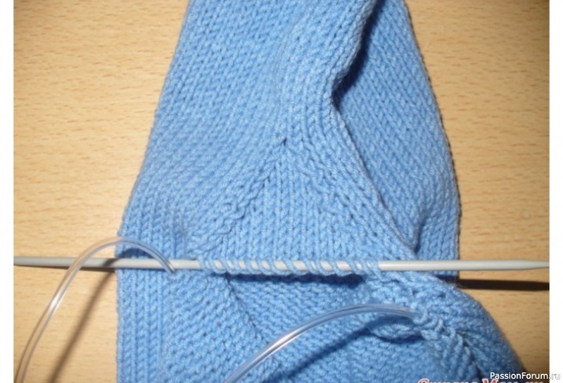 Бесшовные штанишки для малыша спицами. Описание