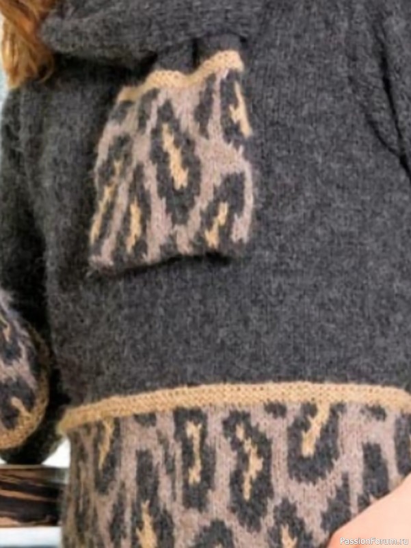 Пуловер и шарф со «звериными» узорами