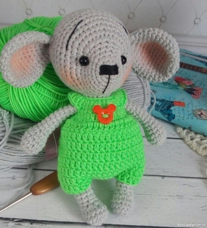 Мышонок в комбинезончике крючком. МК
