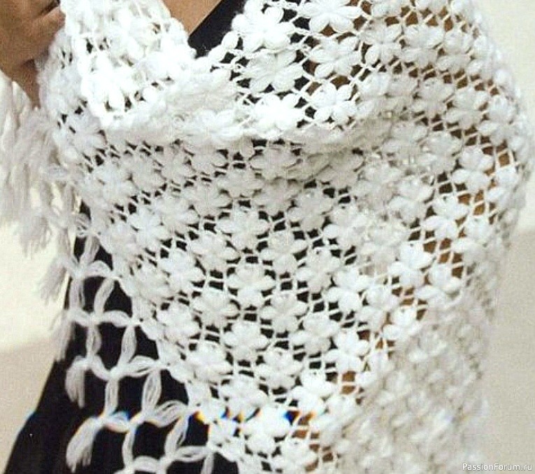 Белая ажурная шаль крючком. Схема