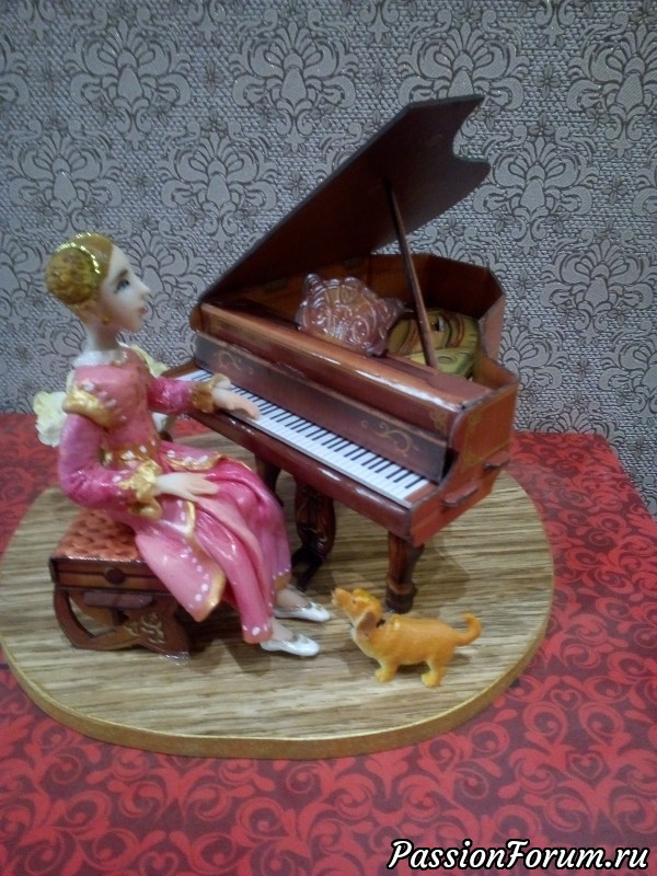 Статуэтка-композиция "Девушка за роялем"