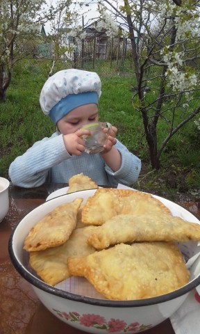 Особенно,доволен был дед,наконец-то с МЯСОМ! Хотя и здесь в мясном фарше у меня лук трёх видов:порей,он сейчас нежный,батун и джусай,сочно и вкусно.
Дорогие мои,поздравляю вас всех с майскими праздниками,будьте счастливы,здоровы и живите в мире! Спасибо. Особенно,доволен был дед,наконец-то с МЯСОМ! Хотя и здесь в мясном фарше у меня лук трёх видов:порей,он сейчас нежный,батун и джусай,сочно и вкусно.
Дорогие мои,поздравляю вас всех с майскими праздниками,будьте счастливы,здоровы и живите в мире! Спасибо.