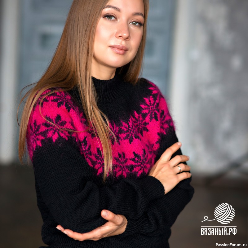Женский пуловер с круглой кокеткой спицами