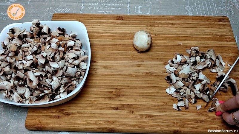 Шпинатный рулет с грибами и сыром