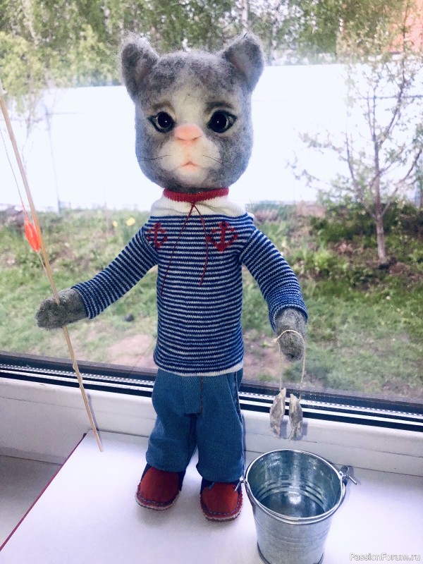 Котик Вася идёт с рыбалки