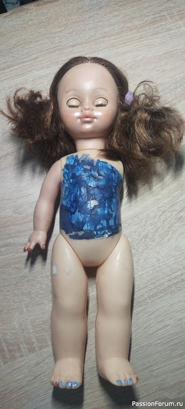 Нашла истерзанную безрукую куклу на мусорке