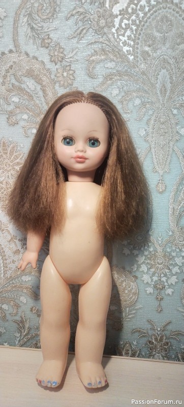 Нашла истерзанную безрукую куклу на мусорке