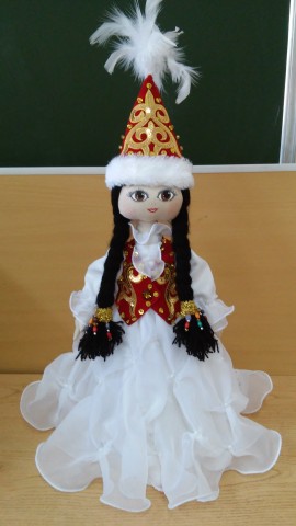 Текстильная кукла в национальном казахском костюме.
