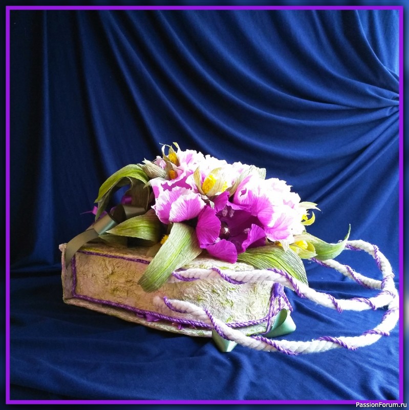 Сумочка бокс "Сюрприз "с цветами из гофр бумаги и конфетами