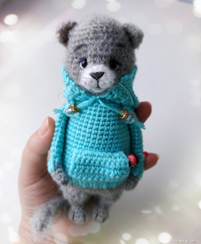 Кот в худи. Игрушка сувенирная крючком