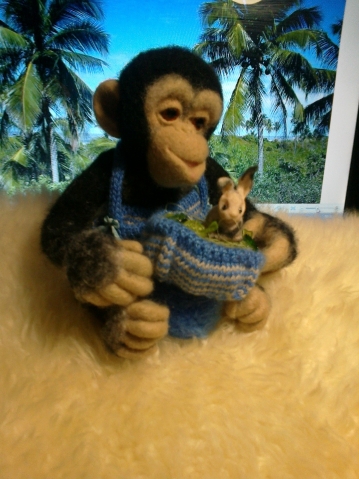 Обезьяка - шимпанзе Бонобо с крольчонком