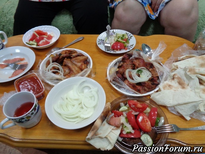 Мы заказали таааакие вкусные шашлыки. И проговорили целый вечер! Мы заказали таааакие вкусные шашлыки. И проговорили целый вечер!