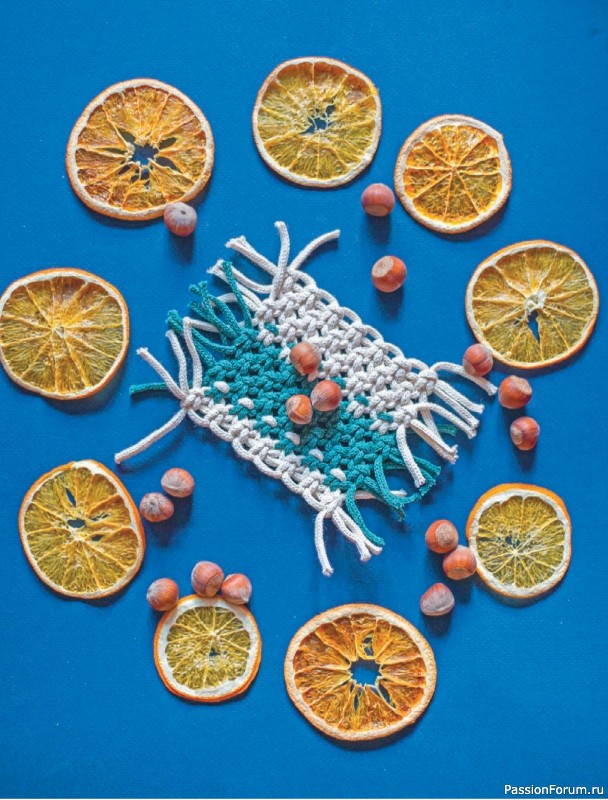 Коллекция проектов для рукодельниц в книге «Макраме на елку»