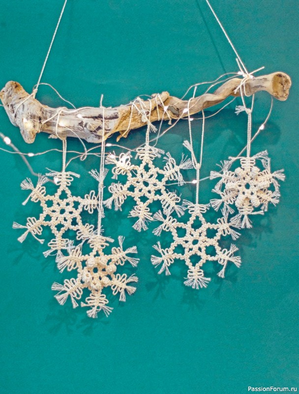 Коллекция проектов для рукодельниц в книге «Макраме на елку»