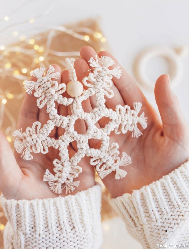 Коллекция проектов для рукодельниц в книге «Макраме на елку»