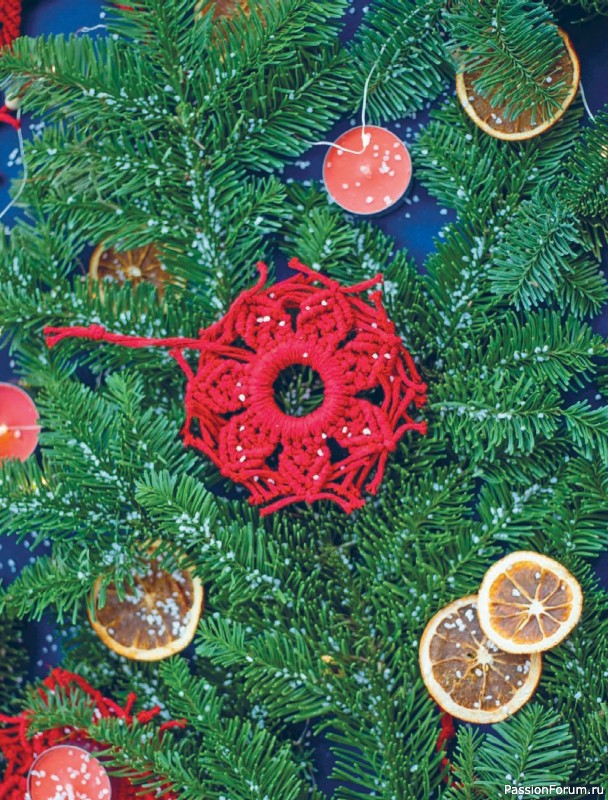 Коллекция проектов для рукодельниц в книге «Макраме на елку»