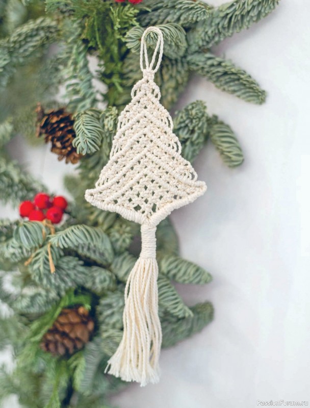 Коллекция проектов для рукодельниц в книге «Макраме на елку»