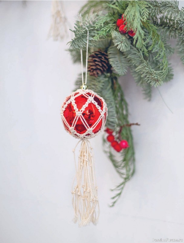 Коллекция проектов для рукодельниц в книге «Макраме на елку»