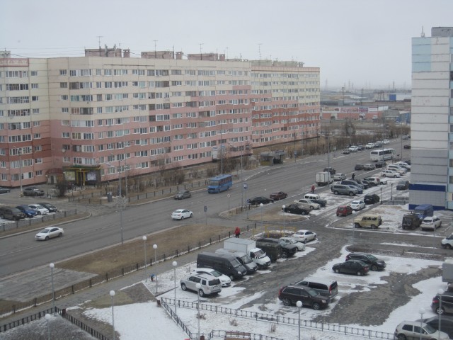 А это сегодня из окна фотографировала. Куда солнышко попадает и где зимой вывозили снег - уже всё растаяло. А это сегодня из окна фотографировала. Куда солнышко попадает и где зимой вывозили снег - уже всё растаяло.