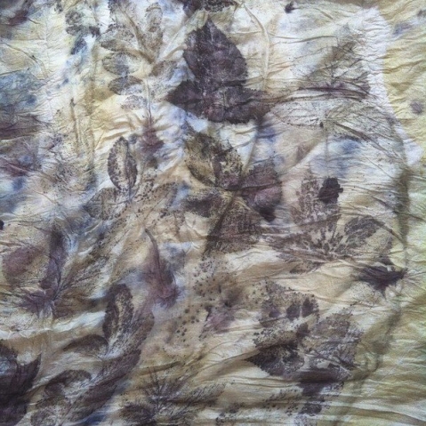 Ecoprint Листья отдали свою краску и целебные свойства, проявившись на шарфе из тончайшего шелка.