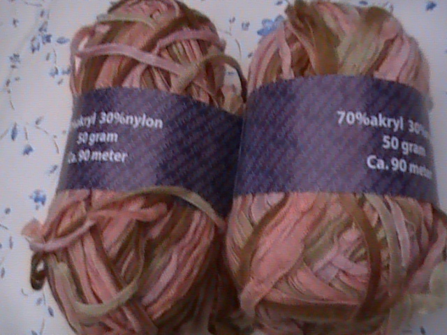 Разные нитки для вязания, вышивания.