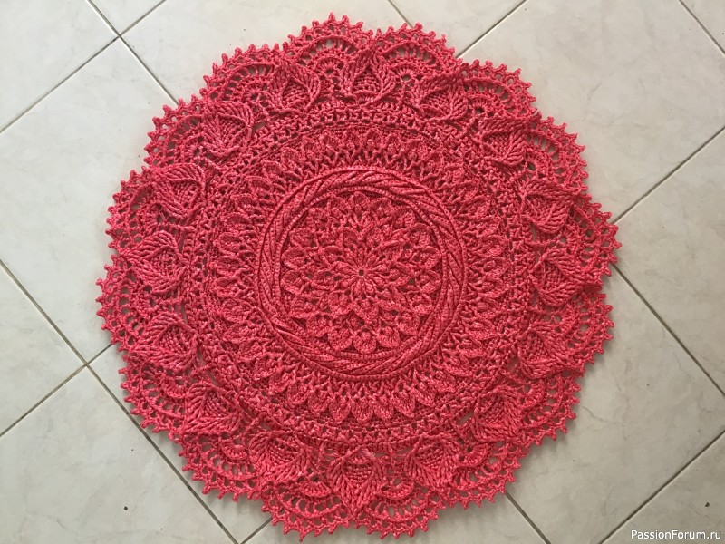 Красный коврик из пакетов