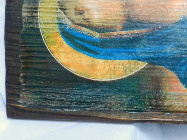 Икона Скорбящей Богородицы в киоте под стеклом.