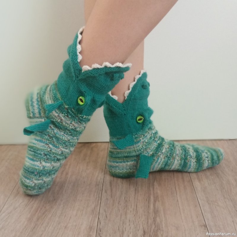Шерстяные носки-динозавры ручной работы