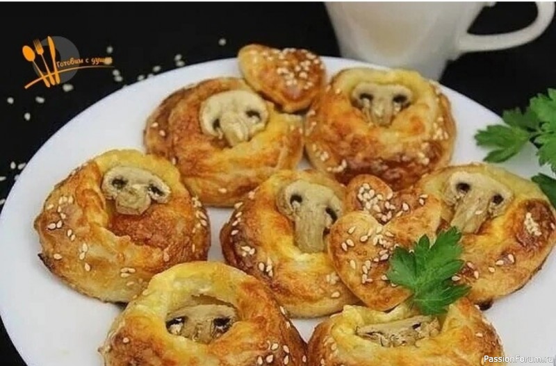 Закусочные слойки с сыром и шампиньонами Закусочные слойки с сыром и шампиньонами