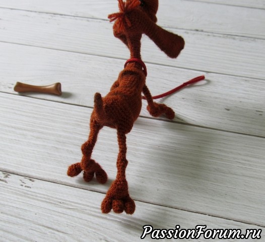Вязаная интерьерная игрушка маленькая собака такса коричневая