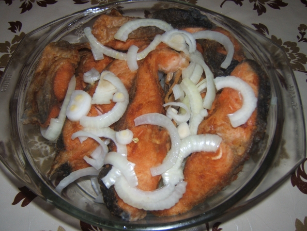 жаренный кижуч с лимоном и лучком. жаренный кижуч с лимоном и лучком.