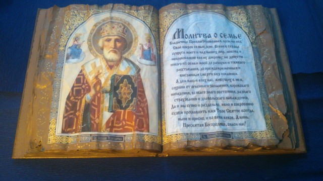 |
Вот такая получилась книга :) когда ее принесли показать батюшке, он, пока не взял ее в руки, думал, что книга настоящая:)
Первый вариант был сделан по МК, но не понравился, уж больно стилизованная получалась...а хотелось, чтобы был налет старины, чтобы из глубины веков...Отложила задумку в дальней угол, но мысли спать не давали, как? ну как? чем? не даром говорят "дурная" голова ногам покоя не дает... И вот возвращаясь пешком с работы, зашла в колор-студию и совершенно случайно нашла то, что так долго не давало покоя - краску, спрей, интересного цвета, которой как нельзя лучше подходил моей задумке...
И самое интересное, что при нанесении на страницы книги этой краски, возникало ощущение, что они старые, ветхие, припыленные временем. Золотой контур, после нанесения матового лака-спрея, погасил свою яркость и как бы стал единым с "ветхими" страницами. Он проявляется, только когда свет на него падает. |
Вот такая получилась книга :) когда ее принесли показать батюшке, он, пока не взял ее в руки, думал, что книга настоящая:)
Первый вариант был сделан по МК, но не понравился, уж больно стилизованная получалась...а хотелось, чтобы был налет старины, чтобы из глубины веков...Отложила задумку в дальней угол, но мысли спать не давали, как? ну как? чем? не даром говорят "дурная" голова ногам покоя не дает... И вот возвращаясь пешком с работы, зашла в колор-студию и совершенно случайно нашла то, что так долго не давало покоя - краску, спрей, интересного цвета, которой как нельзя лучше подходил моей задумке...
И самое интересное, что при нанесении на страницы книги этой краски, возникало ощущение, что они старые, ветхие, припыленные временем. Золотой контур, после нанесения матового лака-спрея, погасил свою яркость и как бы стал единым с "ветхими" страницами. Он проявляется, только когда свет на него падает.