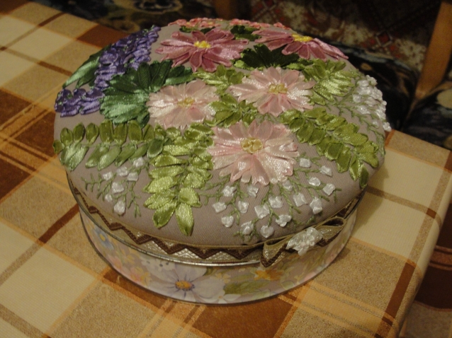 Сейчас уже шкатулка. В основе жестяная банка от конфет. Вышивка оказалась слишком большой, поэтому крышка стала толще на несколько слоёв гофрокартона. Сейчас уже шкатулка. В основе жестяная банка от конфет. Вышивка оказалась слишком большой, поэтому крышка стала толще на несколько слоёв гофрокартона.