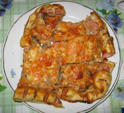 Открытый мясной пирог с сосисками по краям