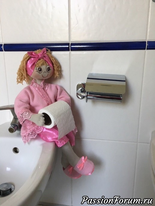 Куколки-держатели туалетной бумаги.