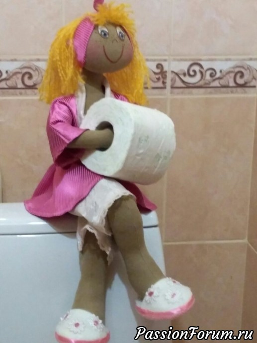 Куколки-держатели туалетной бумаги.