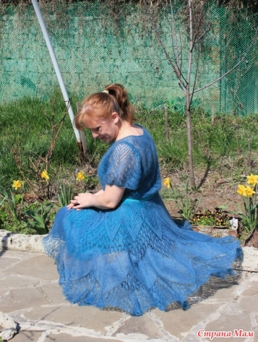 И в платье из тонкого итальянского мохера я вязала этот узор и в виде кокетки и на юбке тот же узор И в платье из тонкого итальянского мохера я вязала этот узор и в виде кокетки и на юбке тот же узор