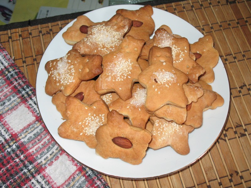 Песочное печенье со специями, миндалём и кунжутом.
