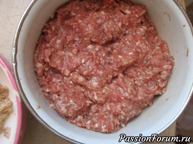 фарш замесила ) соль перец по вкусу ) дала постоять что бы соль дала свой вкус ) добавила не много пряной соли ( с розмарином ) фарш замесила ) соль перец по вкусу ) дала постоять что бы соль дала свой вкус ) добавила не много пряной соли ( с розмарином )