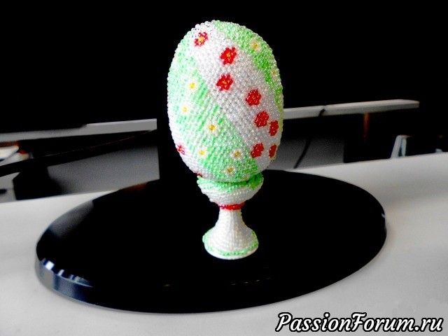 Яйцо пасхальное вязаное бисером