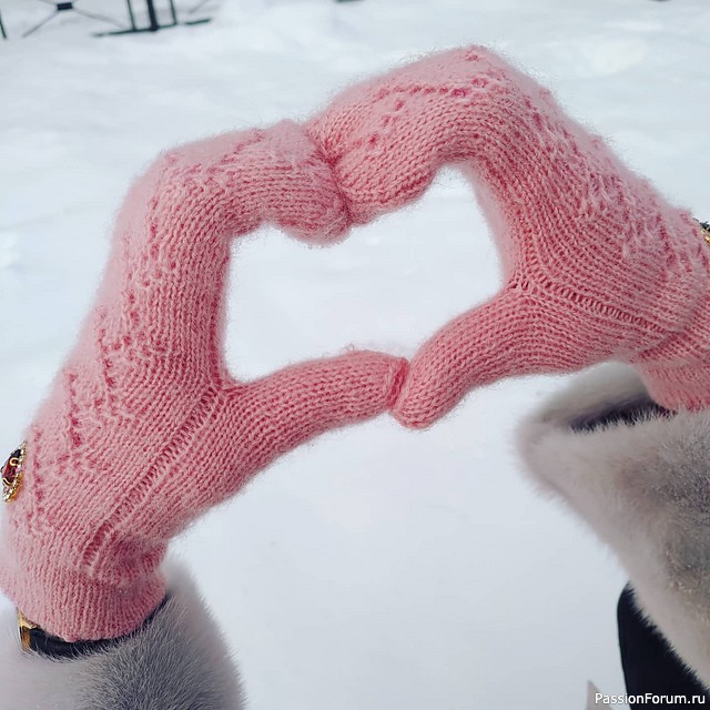 Двойные варежки с сердечками