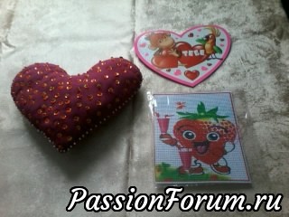 Третья от Елены ляля http://www.passionforum.ru/users/24866. Сердецко делал её сын,большое спасибо. Открытка с поздравлением,наборчик для вышивки. Третья от Елены ляля http://www.passionforum.ru/users/24866. Сердецко делал её сын,большое спасибо. Открытка с поздравлением,наборчик для вышивки.