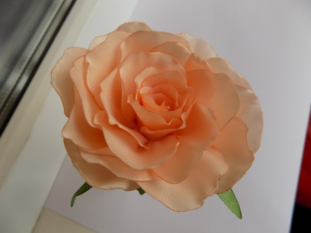 Интерьерная роза из атласных лент.